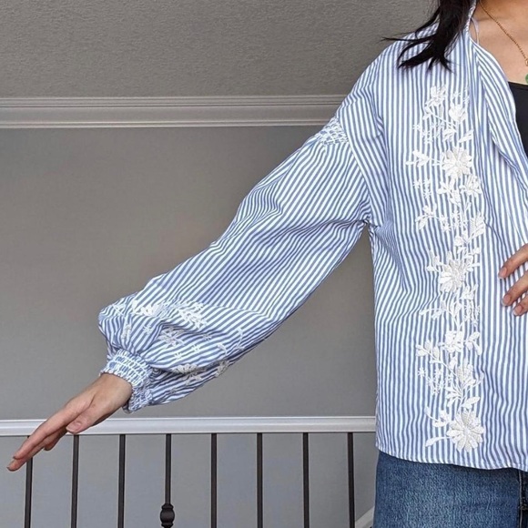 Blue floral detailed blouse - Picture 2 of 4